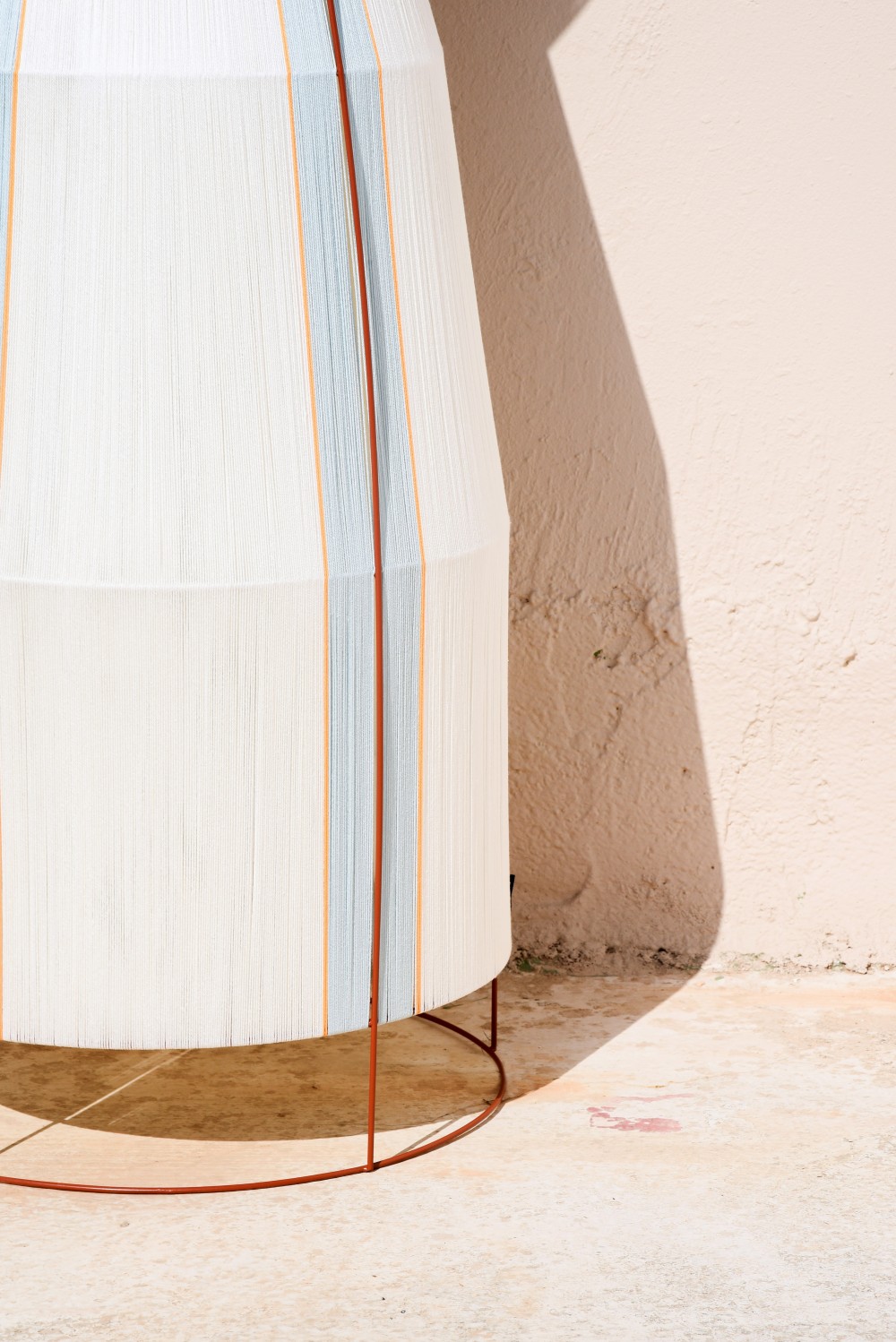 Base detail of MORPHE sculptural floor lamp by HOMMETRY